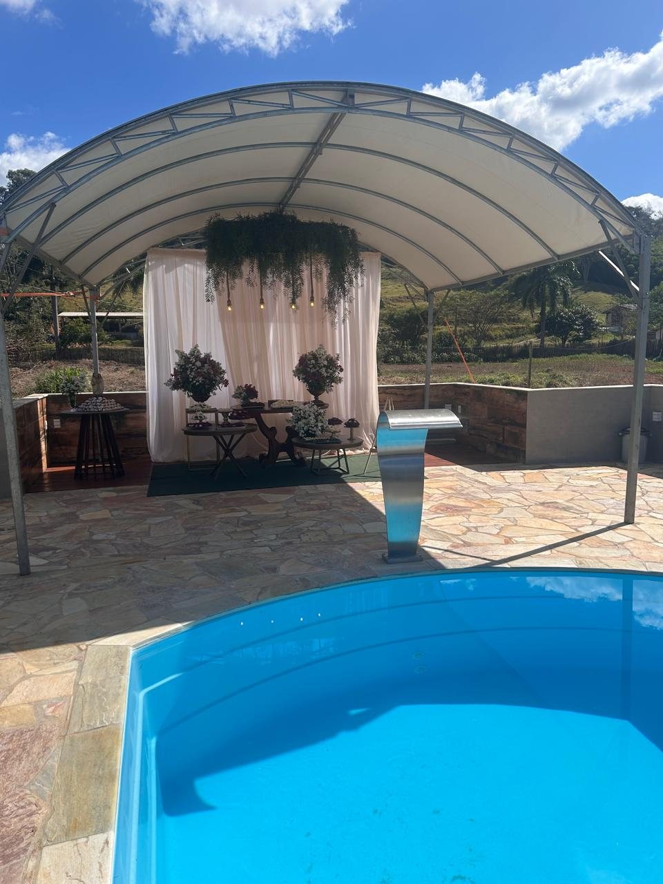 Quarto amplo com cama de casal e beliches no Recanto dos Sonhos