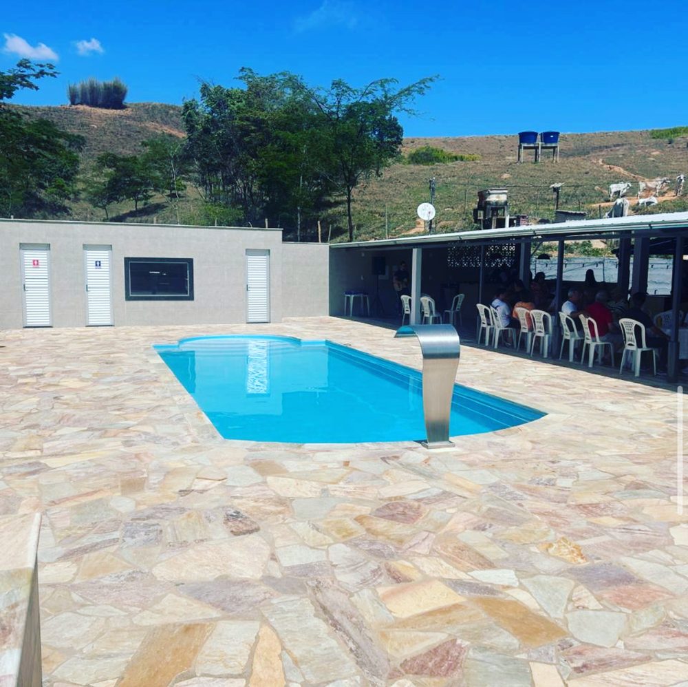 Piscina, área externa em pedra, banheiros e área gourmet ao lado