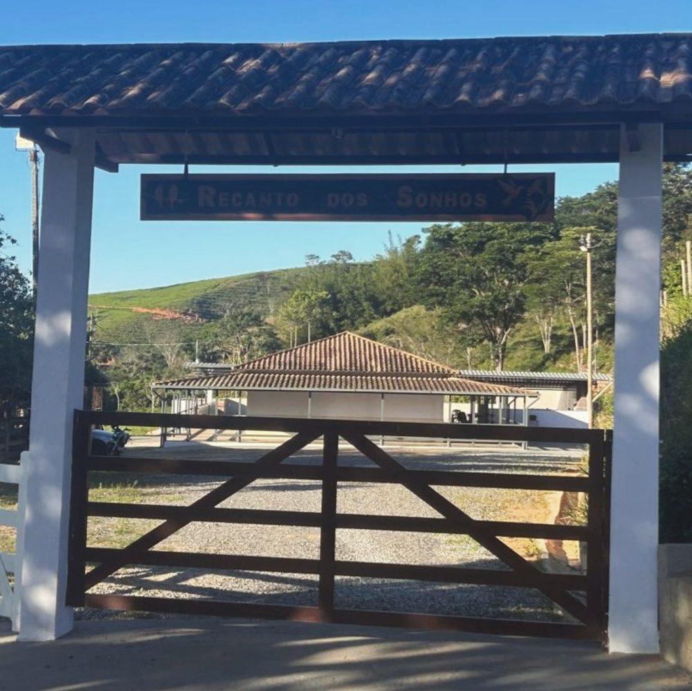 Portão de entrada do Recanto dos Sonhos no Anel Rodoviário km 8